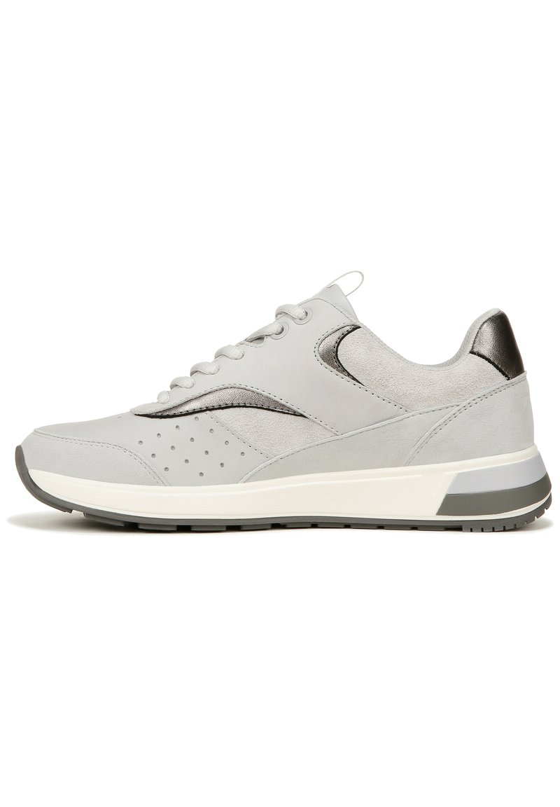 Lichtgrijze sportschoen met een glad leren bovenwerk, suede accenten, geperforeerde details aan de zijkant en een witte rubberen zool.