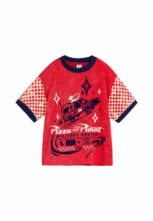 Rotes Kurzarmhemd mit marineblauer Einfassung, karierten Ärmeln und einer "Pizza Planet" Liefer-Shuttle-Grafik und Text auf der Vorderseite.