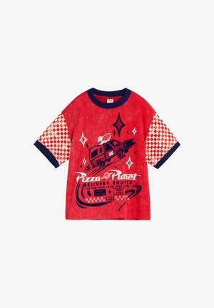 Maglietta rossa a maniche corte con rifiniture blu navy, maniche a quadretti e grafica con navetta di consegna "Pizza Planet" e testo sulla parte frontale.