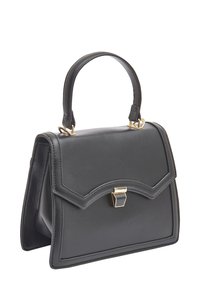 Zwarte leren handtas met een gestructureerd ontwerp, voorzien van een bovenhandgreep, gouden hardware en een gebogen klep met een geometrische sluiting.