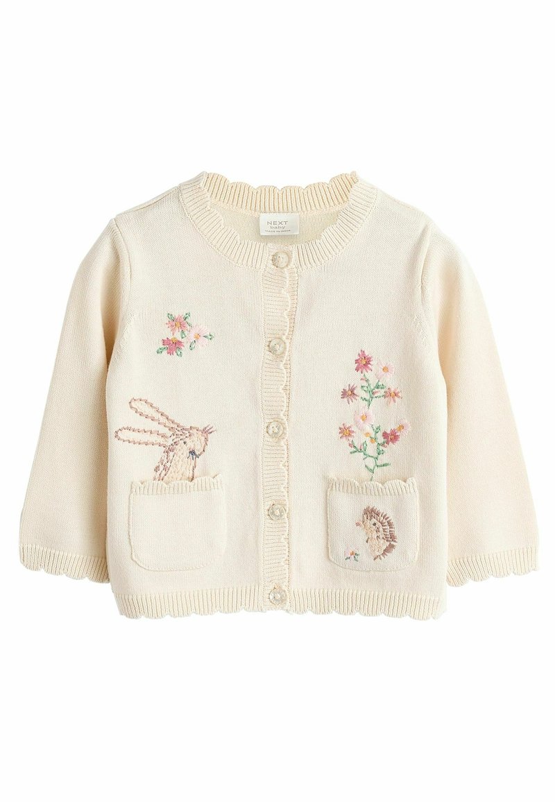 Cardigan bébé en tricot crème avec boutons, broderies d'un lapin, d'un hérisson et de fleurs au-dessus des deux poches avant.