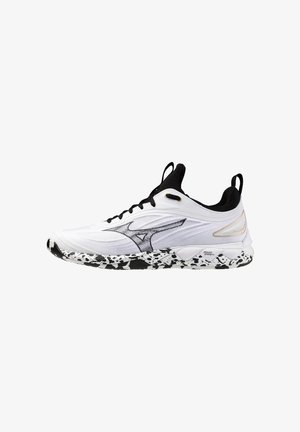 Scarpa da ginnastica bianca con suola nera screziata, lacci neri, colletto imbottito nero e logo laterale argento, vista laterale esterna.