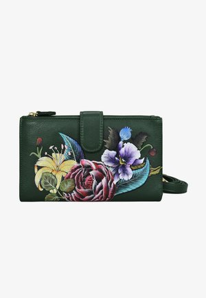 Groene leren portemonnee met levendige bloemenborduursels van een roos, lelie en viooltje. Voorzien van een drukknopsluiting en een afneembare schouderriem.