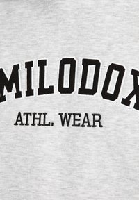 Sweatshirt gris avec le texte brodé noir "MILODOX ATHL, WEAR." Tissu doux avec un col rond classique et une coupe décontractée.