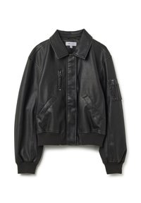 Giubbotto bomber in pelle nera con colletto, polsini a coste, due tasche laterali e due tasche sul petto con zip, caratterizzato da un design corto.