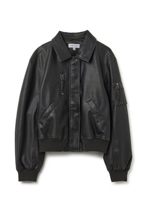 Chaqueta bomber de cuero negra con cuello, puños acanalados, dos bolsillos laterales y dos bolsillos en el pecho con cremallera, presentando un diseño corto.