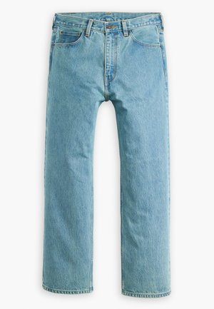 Vaqueros de denim azul claro con un diseño de pierna recta, cinco bolsillos y cierre con botón superior. Presentan un ligero desvanecimiento y costuras clásicas.