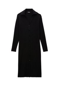 Robe longue noire à côtes avec un col pointu, des manches longues et un devant boutonné. Texture douce avec de subtiles lignes verticales.