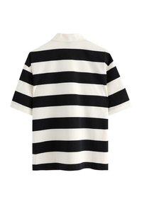 Kortærmet polo-shirt med horisontale sort-hvide striber, lavet af letvægtsstof, med klassisk krave og afslappet pasform.