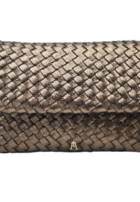 Pochette en bronze métallique tissée avec une finition texturée, présentant un logo embossé en or. Forme rectangulaire compacte avec une fermeture à rabat.