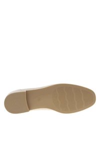 Semelle de chaussure de couleur claire avec texture rainurée, dotée d'un design plat et d'un matériau léger ; logo en relief près du talon.