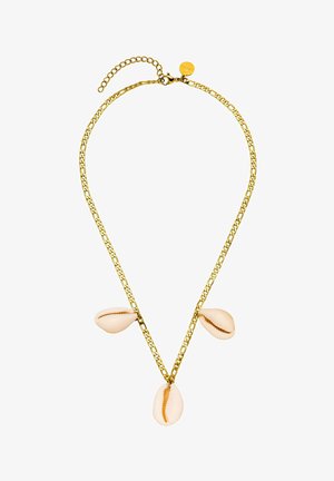 Goldene Halskette mit drei beigen Kaurimuschel-Anhängern, die gleichmäßig entlang der Kette verteilt sind, mit Karabinerverschluss und verstellbarem Verlängerungskettchen.