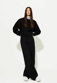 Bershka - PLUSH BARREL - Pantaloni sportivi - black Immagine in miniatura 1