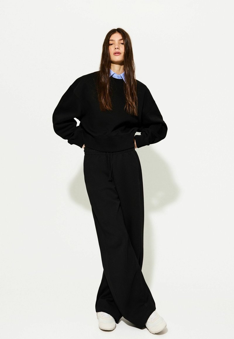 Bershka - PLUSH BARREL - Pantaloni sportivi - black, Ingrandire