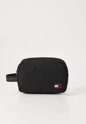 Neceser de nailon negro con forma rectangular, con cierre de cremallera, asa lateral y logo bordado "TOMMY JEANS".