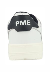 Weißer Sneaker mit einer schwarzen Fersenlasche, die "PME" in weißem Text zeigt. Glattes synthetisches Obermaterial, gepolsterter Kragen und strukturierte Gummisohle.
