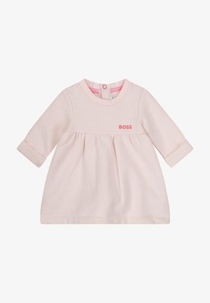 Hellrosa Baby-Kleid mit langen Ärmeln, feiner Punktstruktur, geraffter Taille, umgeschlagenen Bündchen, Druckknopfverschluss hinten und "BOSS"-Logo auf der Brust.