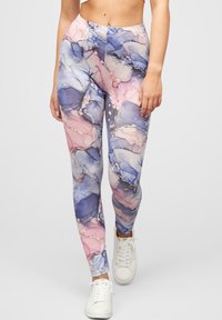 Leggingsejä, jotka on tehty joustavasta kankaasta ja joissa on akvarellikuvio sinisen, vaaleanpunaisen ja valkoisen sävyissä. Ne ovat varustettu elastisella vyötärönauhalla ja istuvalla muotoilulla.