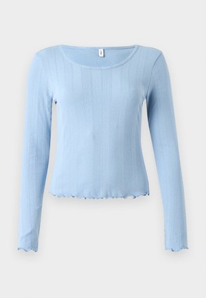 Světlomodrý žebrovaný dlouhý rukáv s výstřihem do půlkruhu a vlnitým lemem. Vyrobený z měkkého materiálu s jemným texturovaným vzorem.