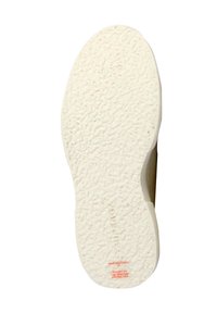 Suola di scarpa in gomma bianca con superficie testurizzata, forma arrotondata e marchio impresso. Presenta un leggero tacco e bordo curvo per maggiore comfort.