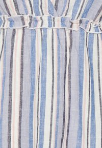 Tecido listrado com linhas horizontais em tons de azul, azul-marinho, rosa e branco. Apresenta um detalhe franzido ao longo da borda superior.