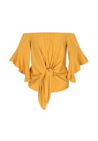 Off-shoulder gele blouse met uitlopende mouwen, knoopdetail aan de voorkant en een gladde stoftextuur.