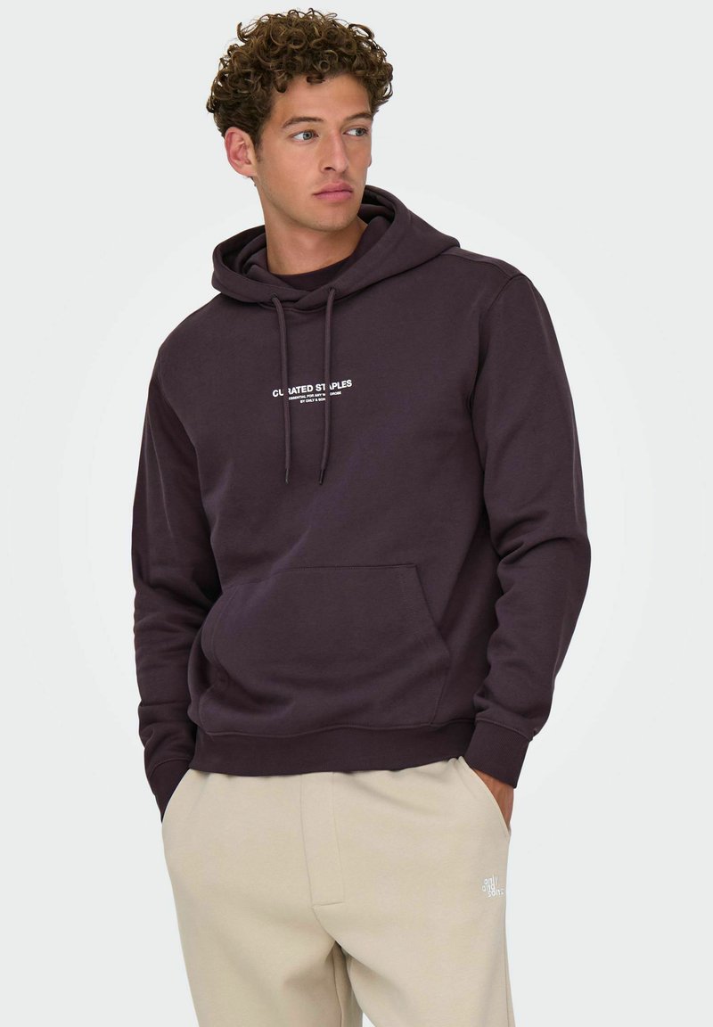 Hoodie violet foncé avec une poche avant, capuche à cordon et impression de texte blanche. Fabriqué en tissu doux, il a une coupe décontractée.