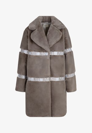 Futro w kolorze jasnoszarym z szerokim kołnierzem, strukturalną sylwetką oraz poziomymi satynowymi paskami z brandingiem "BIZUU".