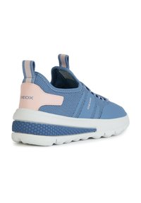 Zapatilla deportiva azul con parte superior de malla y sintético, acentos en rosa y suela de goma con patrón. Tiradores en el talón y la lengua para facilitar su uso.