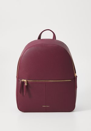 Maroonfarbener Leder-Rucksack mit runder Form, Vordertasche mit Reißverschluss, goldenen Hardware-Details und einem oberen Griff für einfaches Tragen.