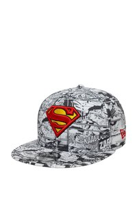 Schwarz-weiße Comic-Print-Cap mit einem roten und gelben Superman-Logo-Patch auf der Vorderseite. Verfügt über einen flachen Schirm und ein strukturiertes Design.
