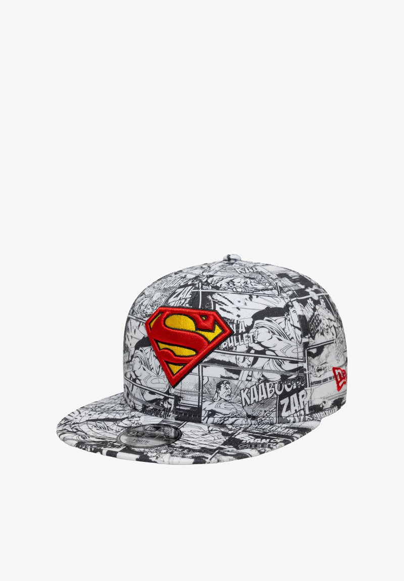 Schwarz-weiße Comic-Print-Cap mit einem roten und gelben Superman-Logo-Patch auf der Vorderseite. Verfügt über einen flachen Schirm und ein strukturiertes Design.