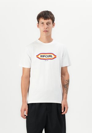 Hvit bomull T-skjorte med et flerfarget "RIPCURL" logo i en dristig retrostil, med korte ermer og rund hals. Teksturert stoff.