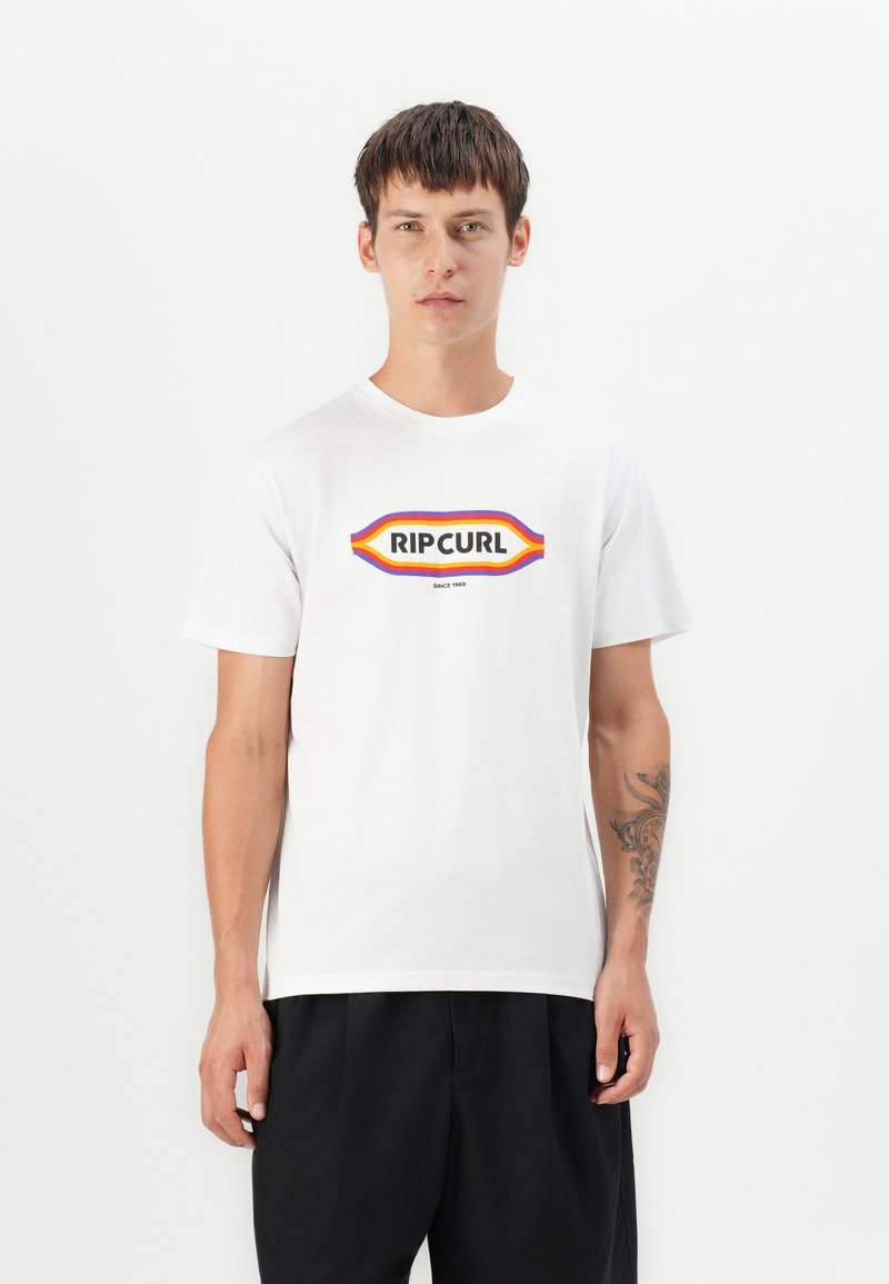 Hvid bomulds t-shirt med et multicolor "RIPCURL" logo i en fed retrostil, med korte ærmer og rund halsudskæring. Struktureret stof.