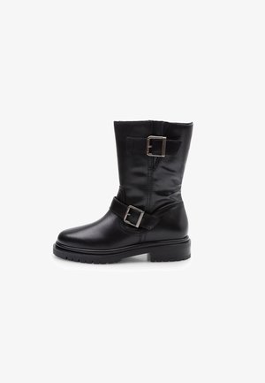 Czarne skórzane botki za kostkę z dwoma metalowymi klamrami, okrągłym noskiem, fakturowanym cholewką i masywną, bieżnikowaną gumową podeszwą.