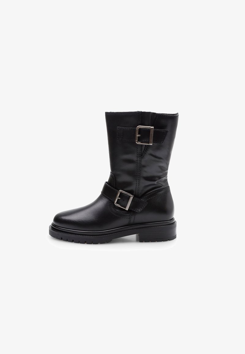 Melnas ādas potīšu zābaks ar diviem metāliskiem sprādzes, noapaļota purngala, teksturēta virsma un masīva, ar protektoru gumijas zole.