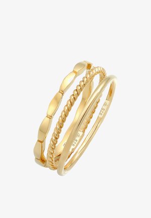 Zestaw trzech złotych pierścionków, charakteryzujących się płaskim splotem, skręconą teksturą linki oraz gładką obrączką; różnią się grubością i stylem.