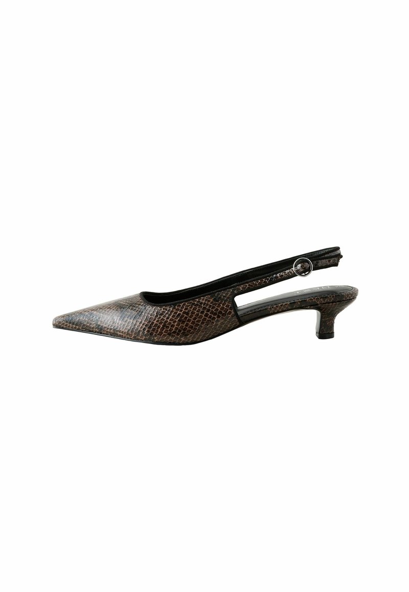 Chaussure slingback à bout pointu en cuir effet peau de serpent marron avec petit talon kitten et bride à boucle sur fond blanc.