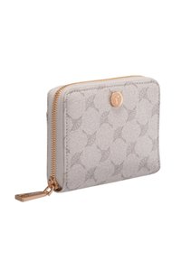 Grå stofpung med et diskret mønster, guldfarvet hardware, lynlåslukning og et dekorativt logo i midten. Kompakt rektangulært design.