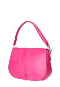 Roze leren handtas met een gladde textuur, ronde vorm, klep sluiting, verstelbare schouderband en metalen accenten.