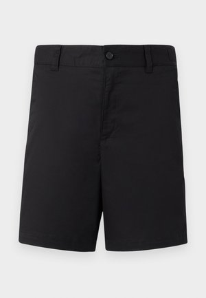 Schwarze Shorts in mittlerer Länge mit Knopf- und Reißverschluss, Gürtelschlaufen und Vordertaschen, auf weißem Hintergrund dargestellt.
