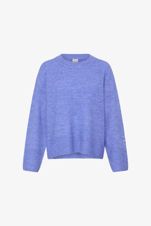 Pehmeast kootud pikkade varrukatega ümar kaelusega kampsun lavendlisinises värvitoonis, millel on soonikkoes mansetid ja ääred ning vasakul varrukal õrn logo tikand.