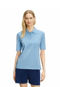 Polo shirt blu chiaro con colletto a tre bottoni e maniche corte, abbinato a pantaloni corti blu navy. Mistura di cotone, texture liscia, design casual.