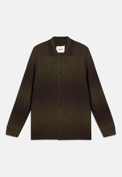 Knopen cardigan in donkergroen met een gestructureerd, geribd patroon. Voorzien van een kraag en zeven knopen, met een overgang van donkere naar lichtere tinten.