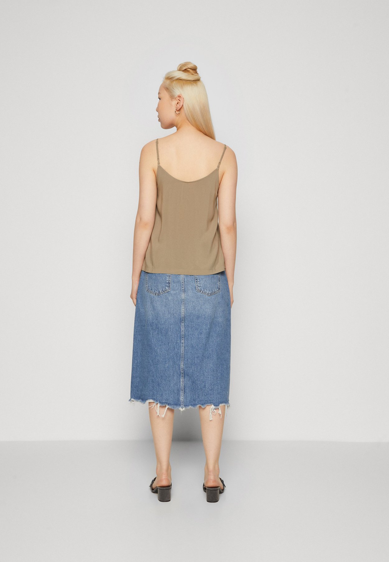 ONLNELLY LIFE BUTTON SINGLET SOLID