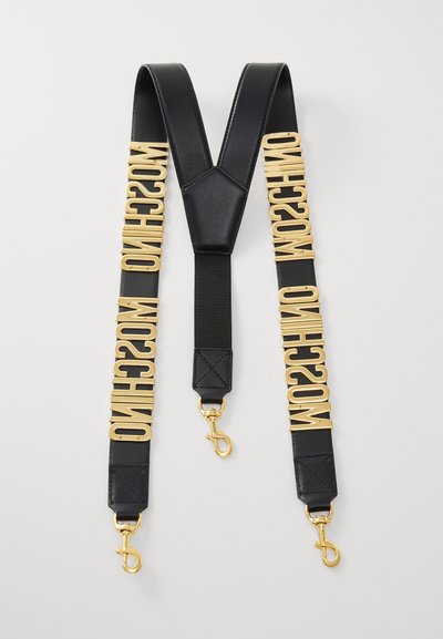Tracolla in pelle nera con lettering "MOSCHINO" in tonalità oro, design regolabile, con hardware in metallo e texture trapuntata sul cuscinetto per la spalla.