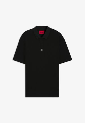 Zwarte polo met korte mouwen, textuurstof en een drie-knopssluiting. Heeft een klein zwart logo aan de voorkant en een rood label aan de binnenkant.