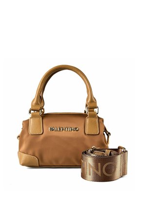 Kleine lichtbruine Valentino-handtas met opgerolde handvatten en afneembare, met merknaam bedrukte schouderriem, opgerold naast de tas.