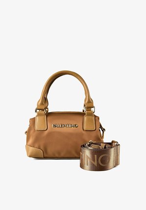 Kleine lichtbruine Valentino-handtas met opgerolde handvatten en afneembare, met merknaam bedrukte schouderriem, opgerold naast de tas.