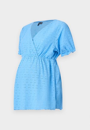 Lichtblauw, kort mouwen blouse met een V-hals, gemaakt van oogjesstof met kleine uitsparingen en een elastische taille.